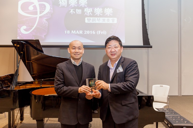 President Simon S M Ho presented a souvenir to Dr Karl Lo